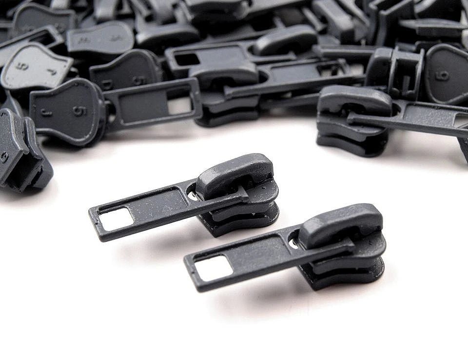 alt
Image avec curseur, tirette en plastique pour fermeture éclair n°5|teintes variées – disponible chez Šarlotes audumi