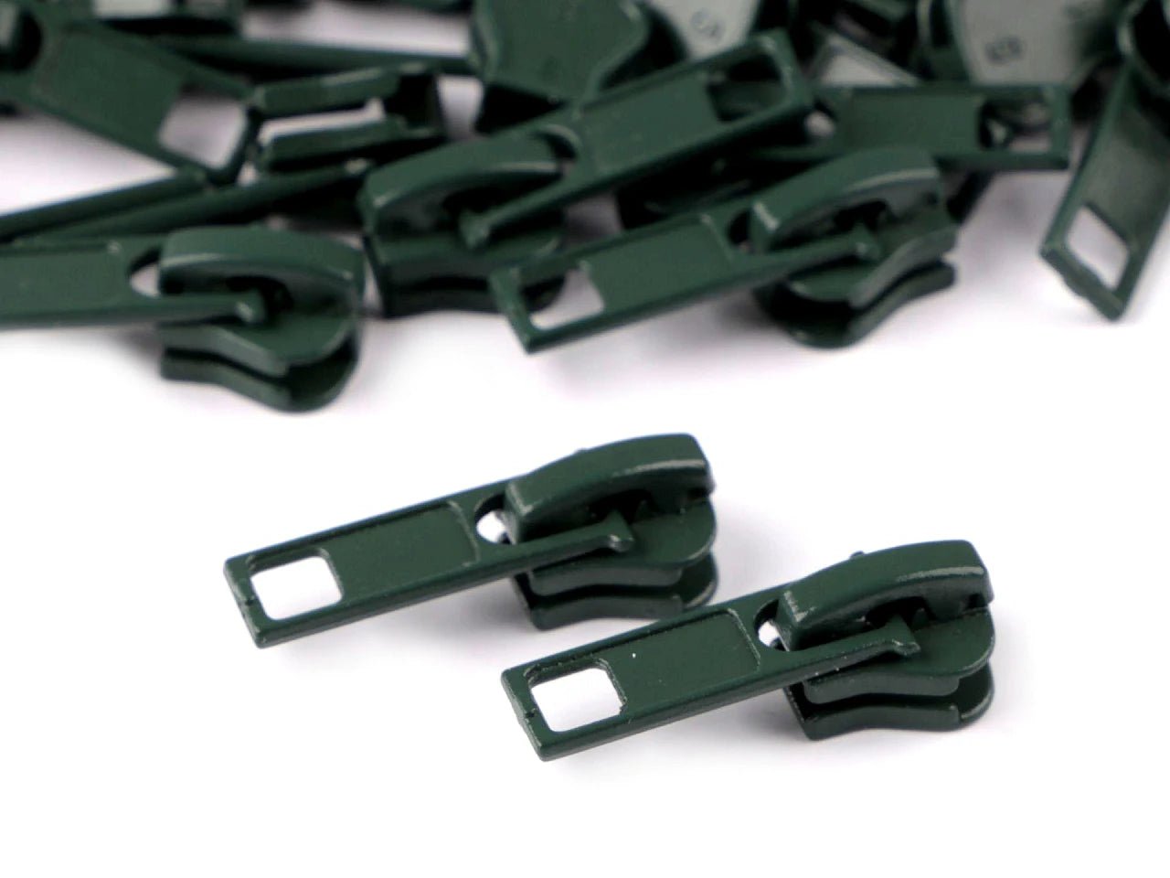 Image avec curseur, tirette pour fermeture éclair en plastique n°5|teintes variées – disponible chez Šarlotes audumi