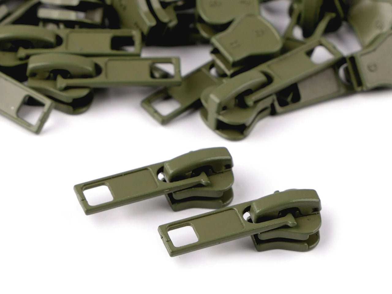 Alt avec curseur, tirette pour fermeture éclair en plastique n°5|tons assortis – disponible chez Šarlotes audumi
