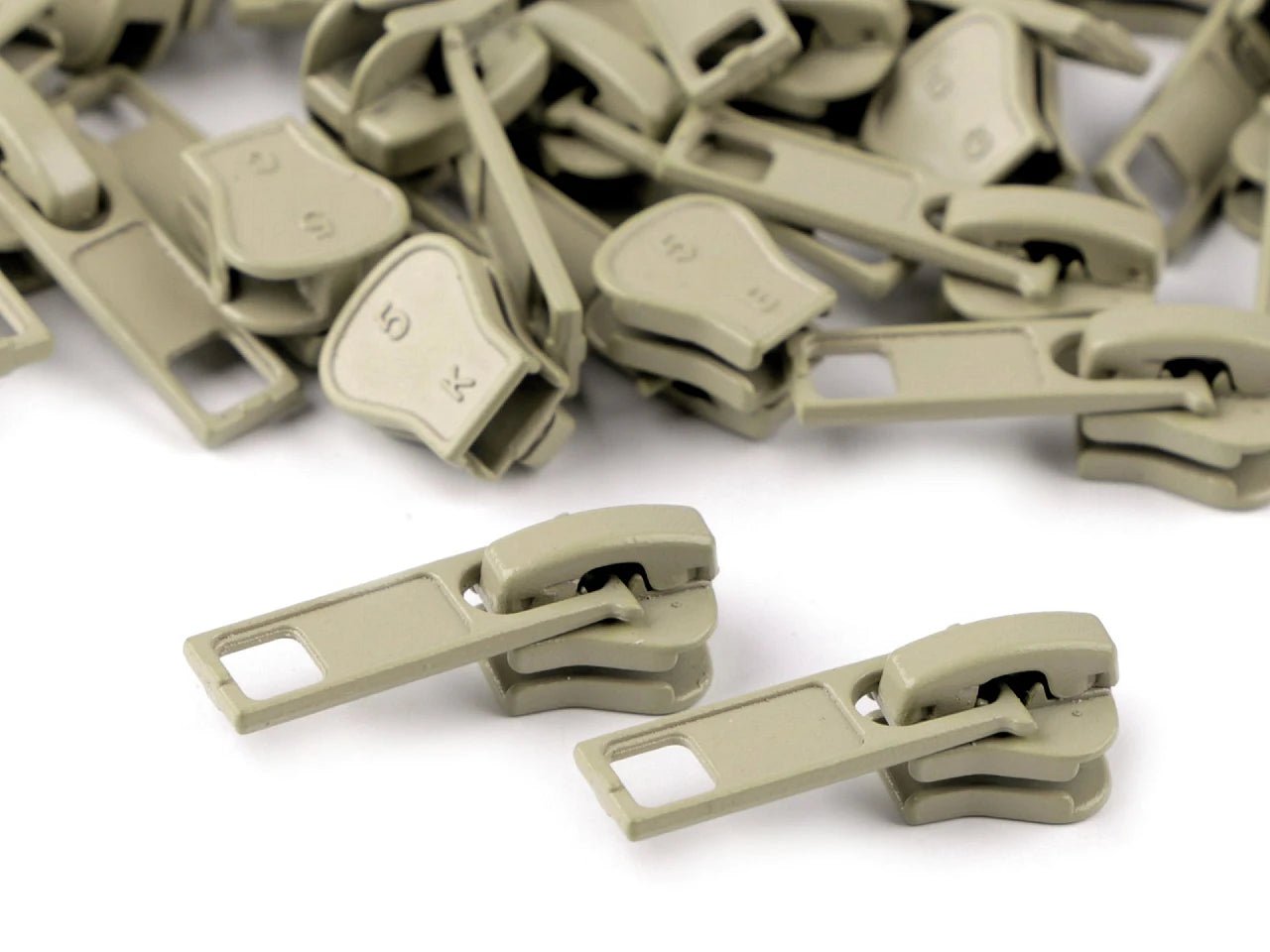 Image de tirette pour fermeture éclair en plastique n°5|en différentes teintes – disponible chez Šarlotes audumi
