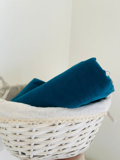 Image avec velours côtelé fin en coton - pétrole 145 g/m² – disponible chez Šarlotes audumi