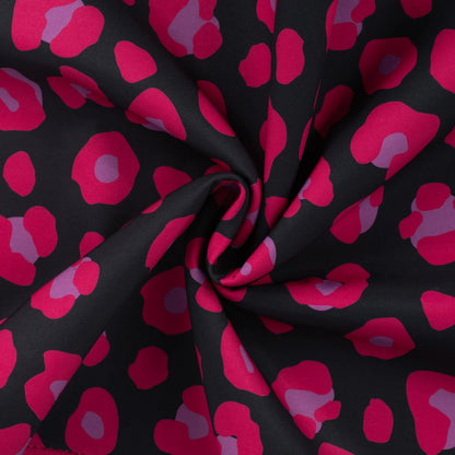 Image de tissu softshell - léopard fuchsia 310 g/m² – disponible chez Šarlotes audumi
