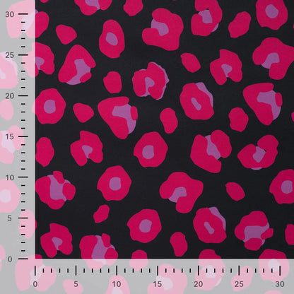 Image de tissu softshell léopard fuchsia 310 g/m² – disponible chez Šarlotes audumi