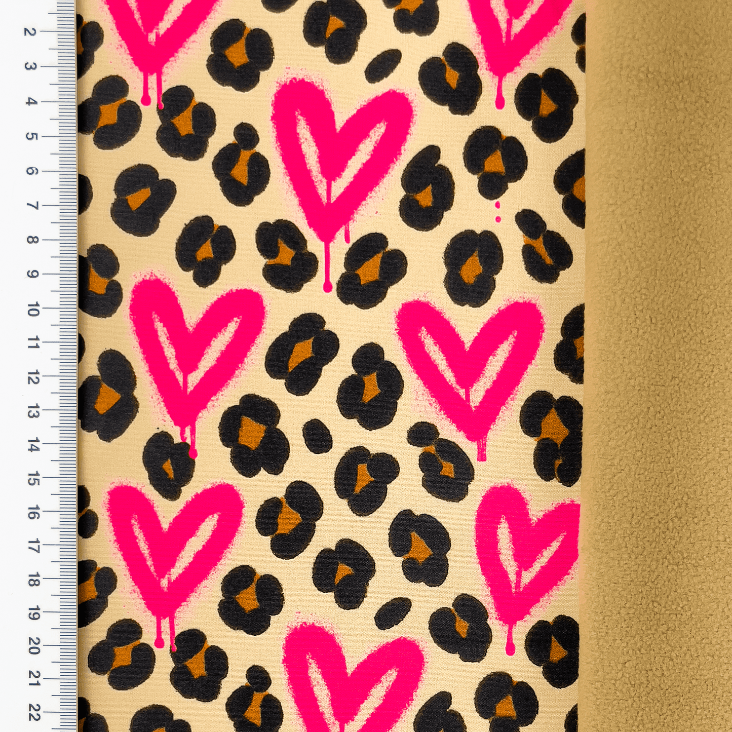 alt
Image with softshell fabric - leopard with hearts 310 g/m² – available at Šarlotes audumi