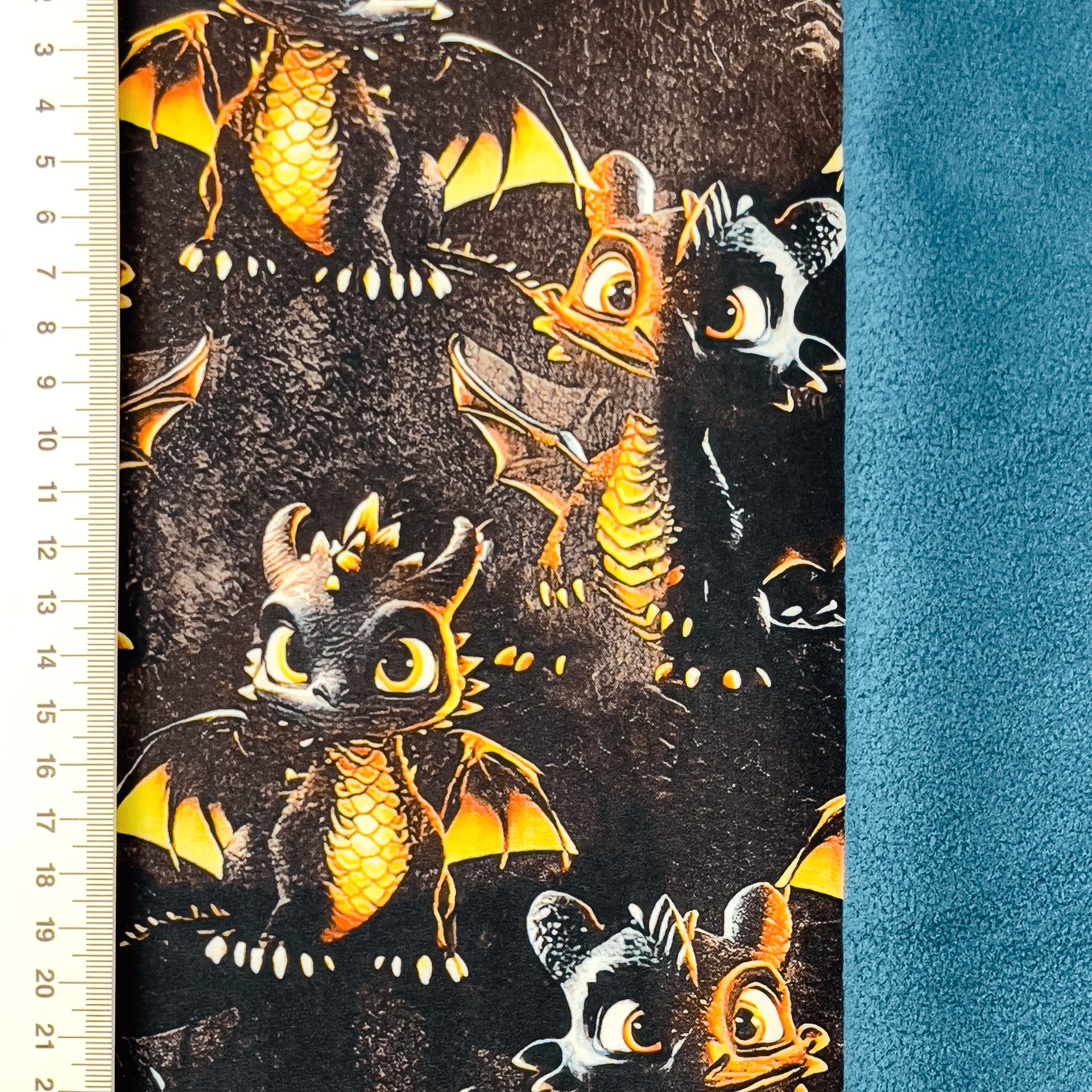 Image avec tissu softshell - dragons 310 g/m² – disponible chez Šarlotes audumi