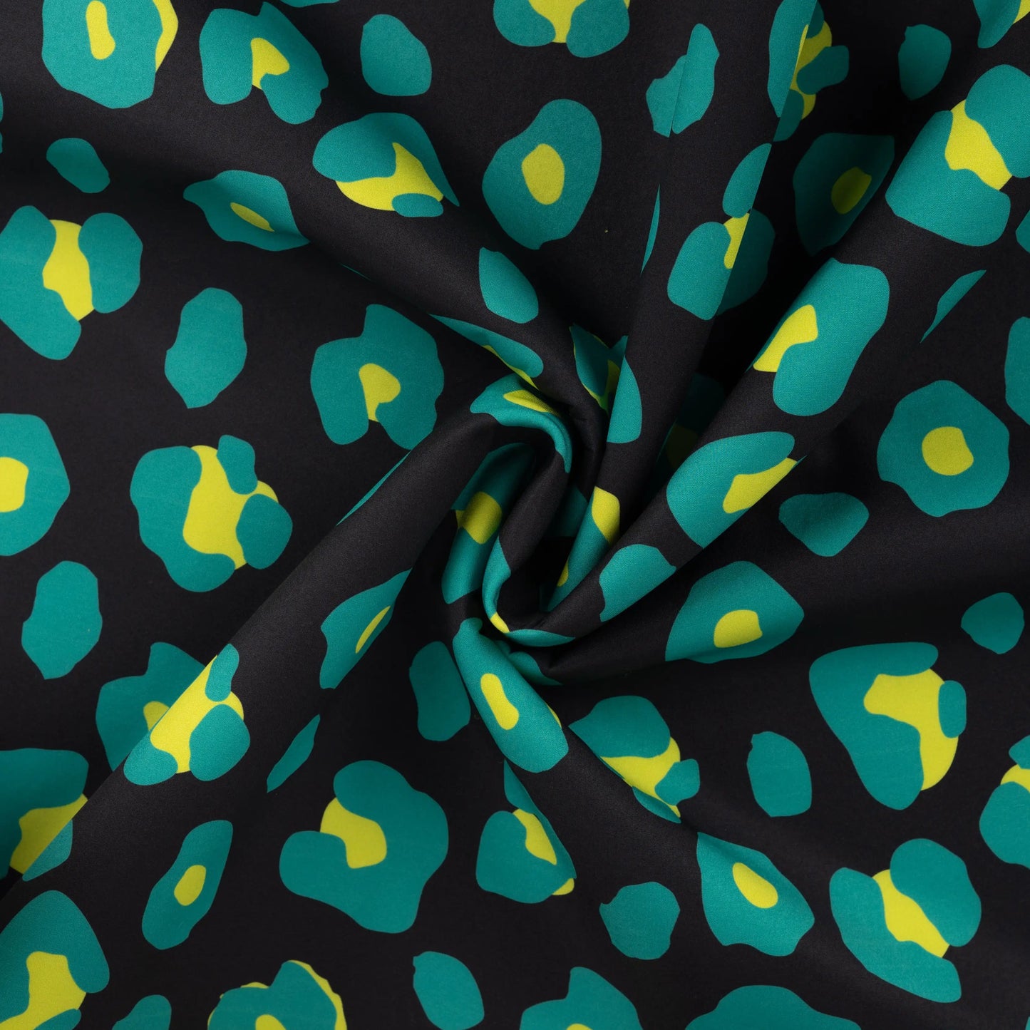 Image en tissu softshell - léopard vert 310 g/m² – disponible chez Šarlotes audumi