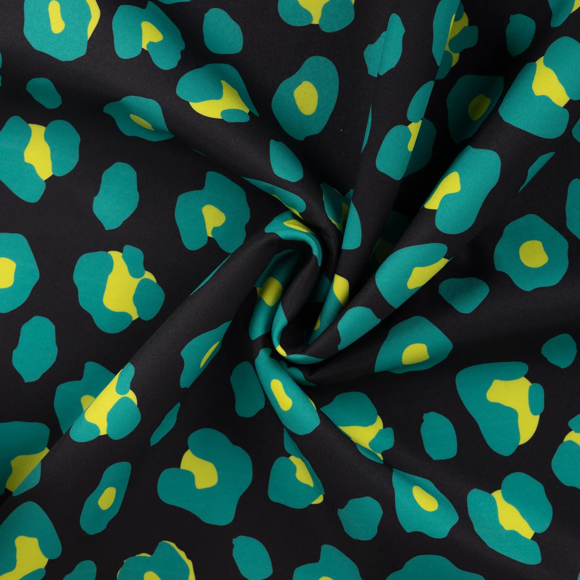 Image en tissu softshell - léopard vert 310 g/m² – disponible chez Šarlotes audumi