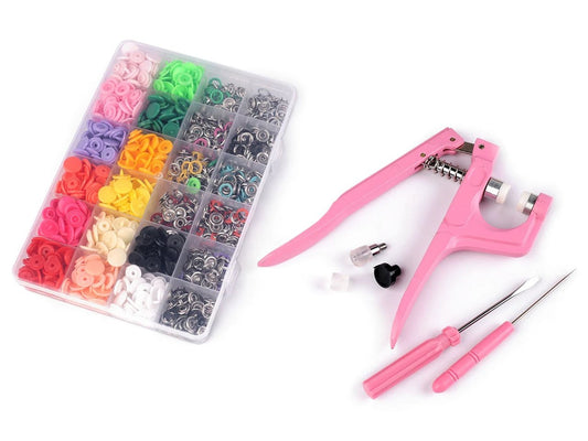 alt
Image of a snap fastener set with pliers – a complete starter kit for sewing – available at Šarlotes audumi