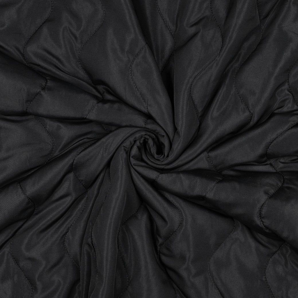 Tissu matelassé « Zig Zag » noir 230 g/m² — disponible chez Šarlotes audumi