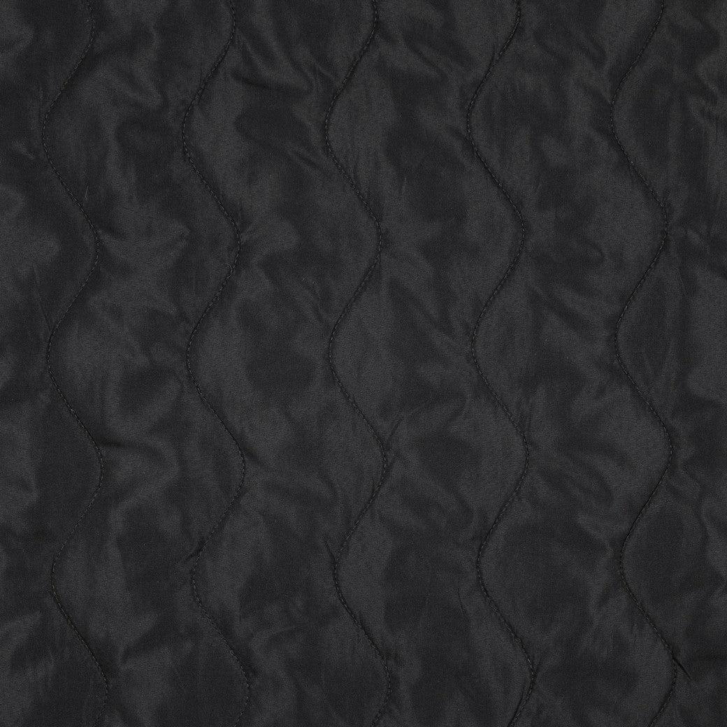 Image de tissu matelassé « Zig Zag » – noir 230 g/m² – disponible chez Šarlotes audumi