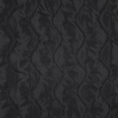 Image de tissu matelassé « Zig Zag » – noir 230 g/m² – disponible chez Šarlotes audumi