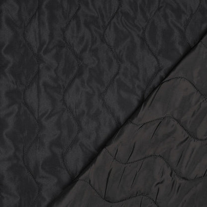Image du tissu matelassé « Zig Zag » – noir 230 g/m² – disponible chez Šarlotes audumi