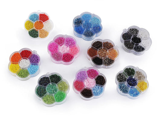 Image d’un assortiment de rocailles en verre pour la fabrication de bijoux, en boîte – disponible chez Šarlotes audumi