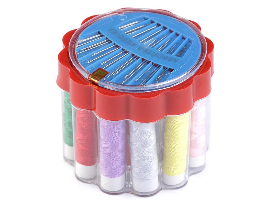 Image de kit de couture dans une boîte en plastique – disponible chez Šarlotes audumi