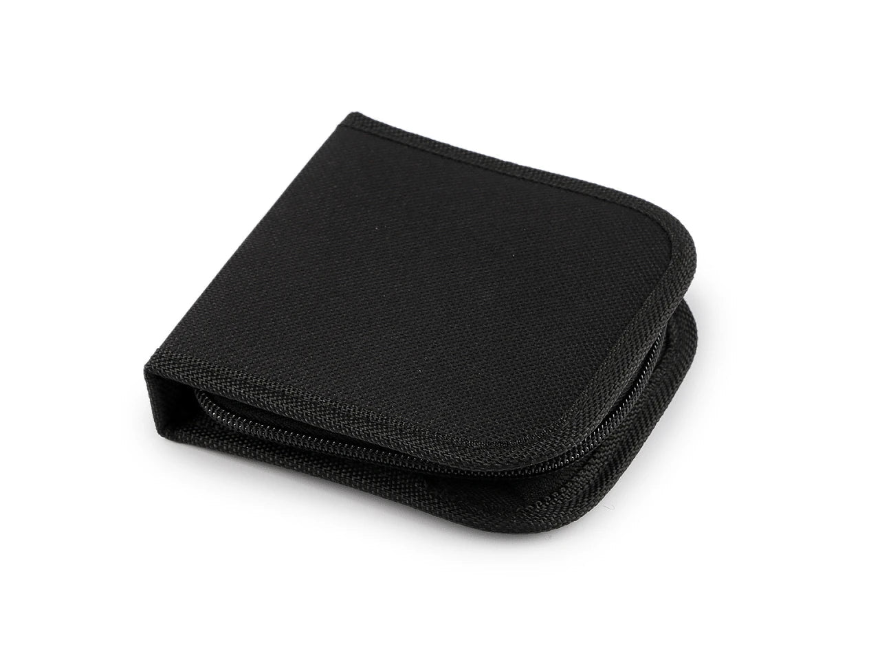 Image d’un kit de couture dans une pochette – disponible chez Šarlotes audumi