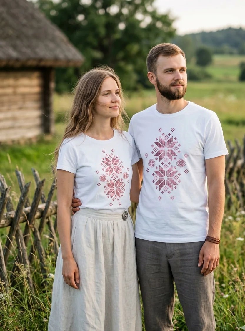 Bild mit T‑Shirt „Auseklis“ – erhältlich bei Šarlotes audumi