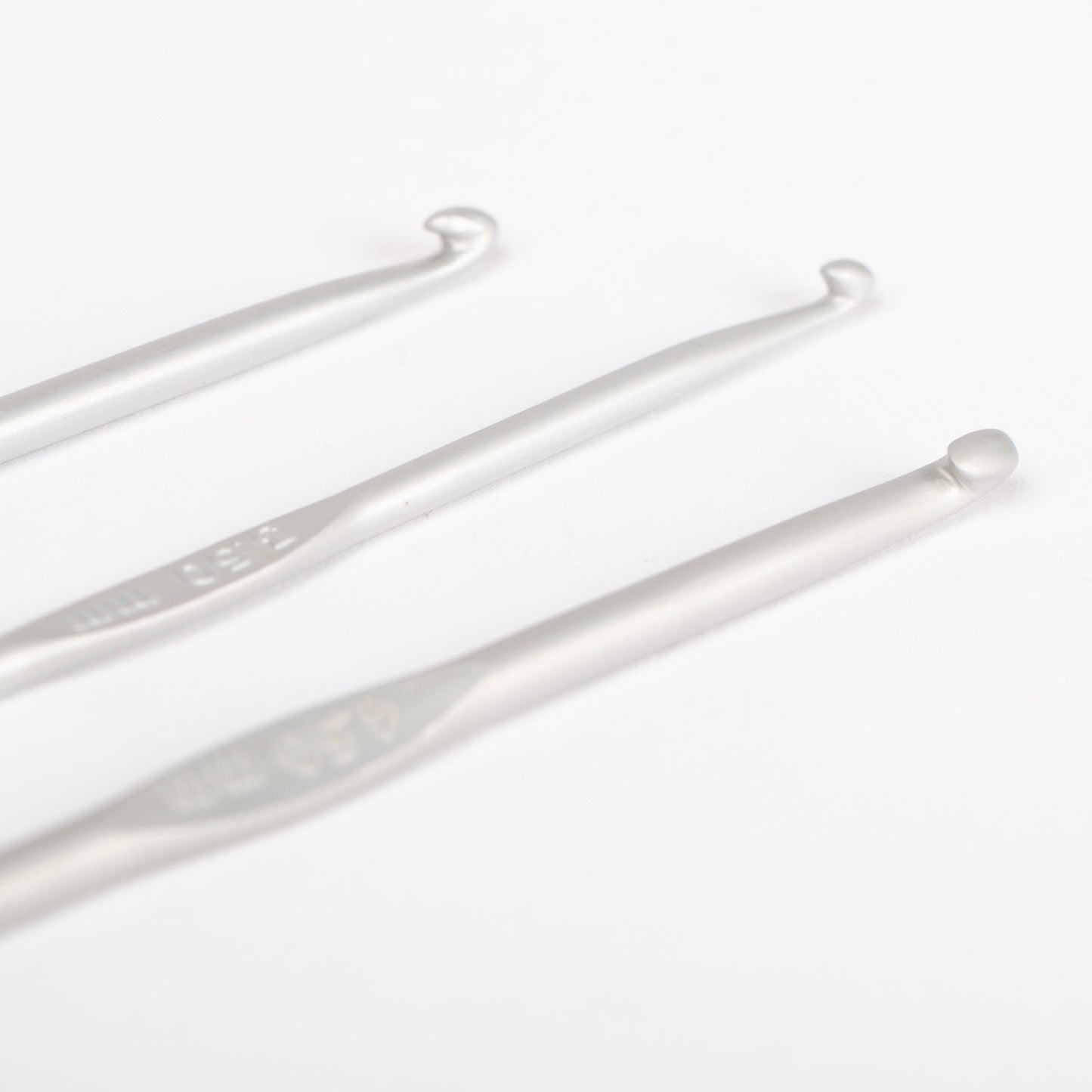 Image of a DROPS aluminum crochet hook | sizes 2–5 mm – available at Šarlotes audumi