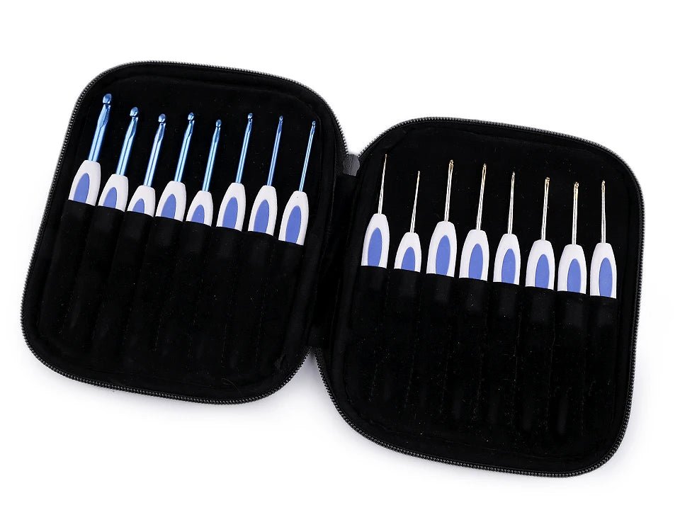 Image d’un kit de crochets avec étui – 16 crochets ergonomiques de différentes tailles – disponible en ligne chez Šarlotes audumi