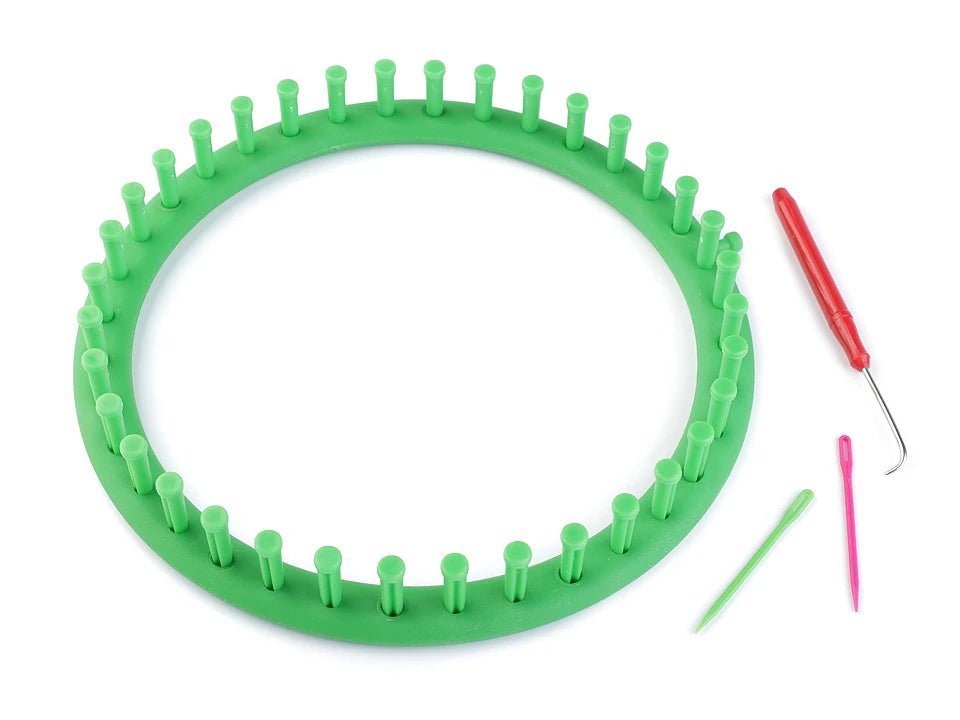 Attēls ar Tapošanas (Knitting Loom) round knitting frame for hats and scarves – Ø24 cm – available at Charlotte's Fabrics