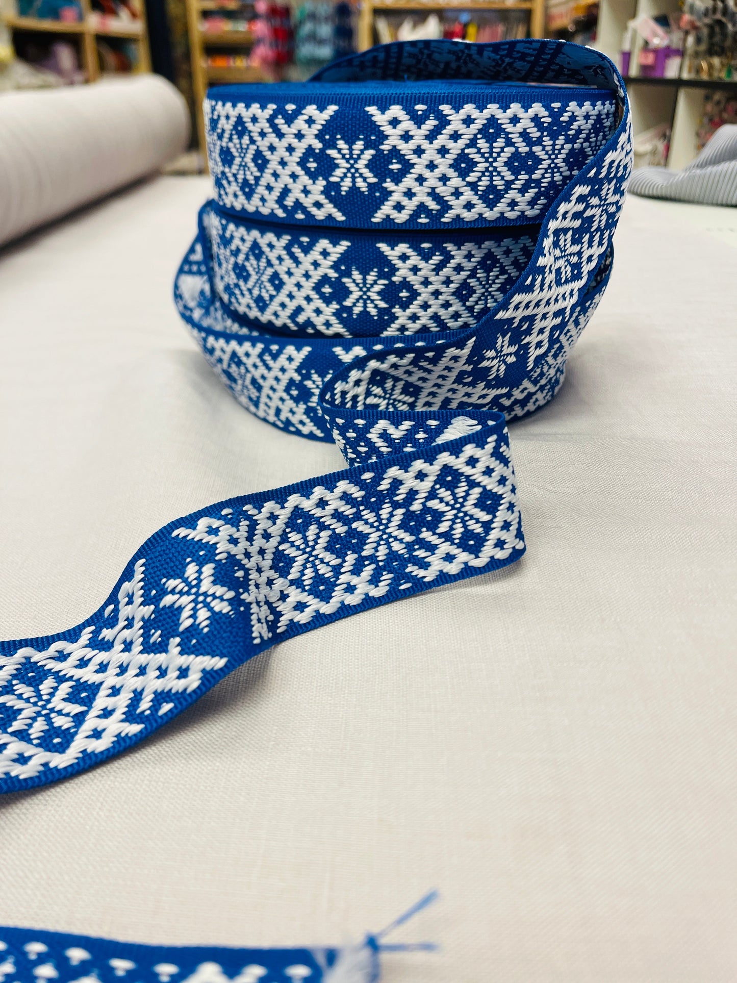 Image avec ruban traditionnel, ceinture 40 mm - bleu bleuet - LV – disponible chez Šarlotes audumi