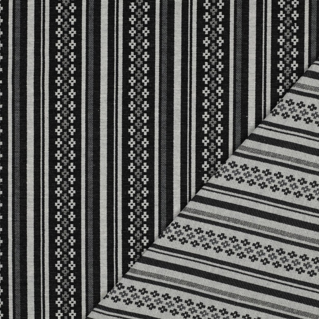Image avec tissu à motif traditionnel - motif abstrait noir et blanc 315 g/m² – disponible chez Šarlotes audumi