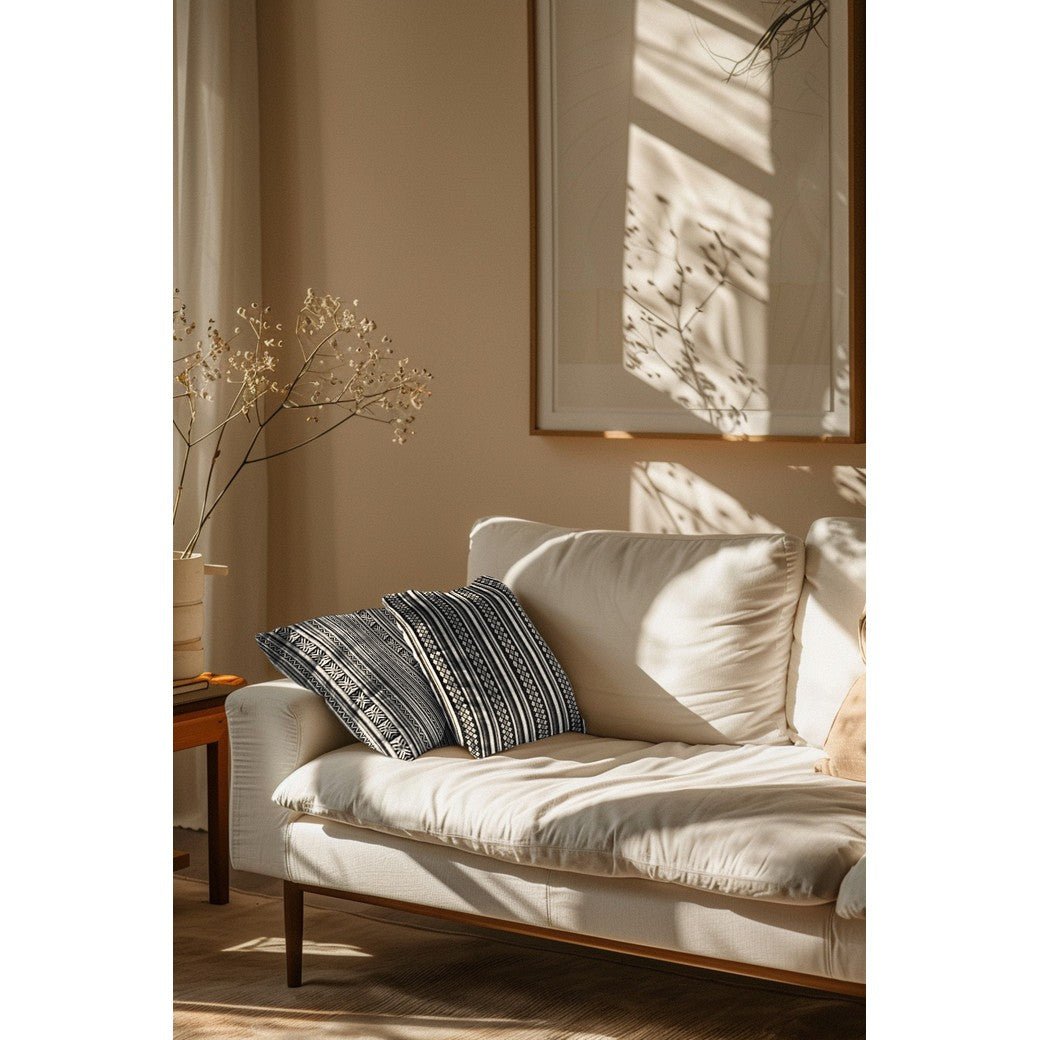 Image du tissu à motif traditionnel - motif abstrait noir et blanc 315 g/m² – disponible chez Šarlotes audumi