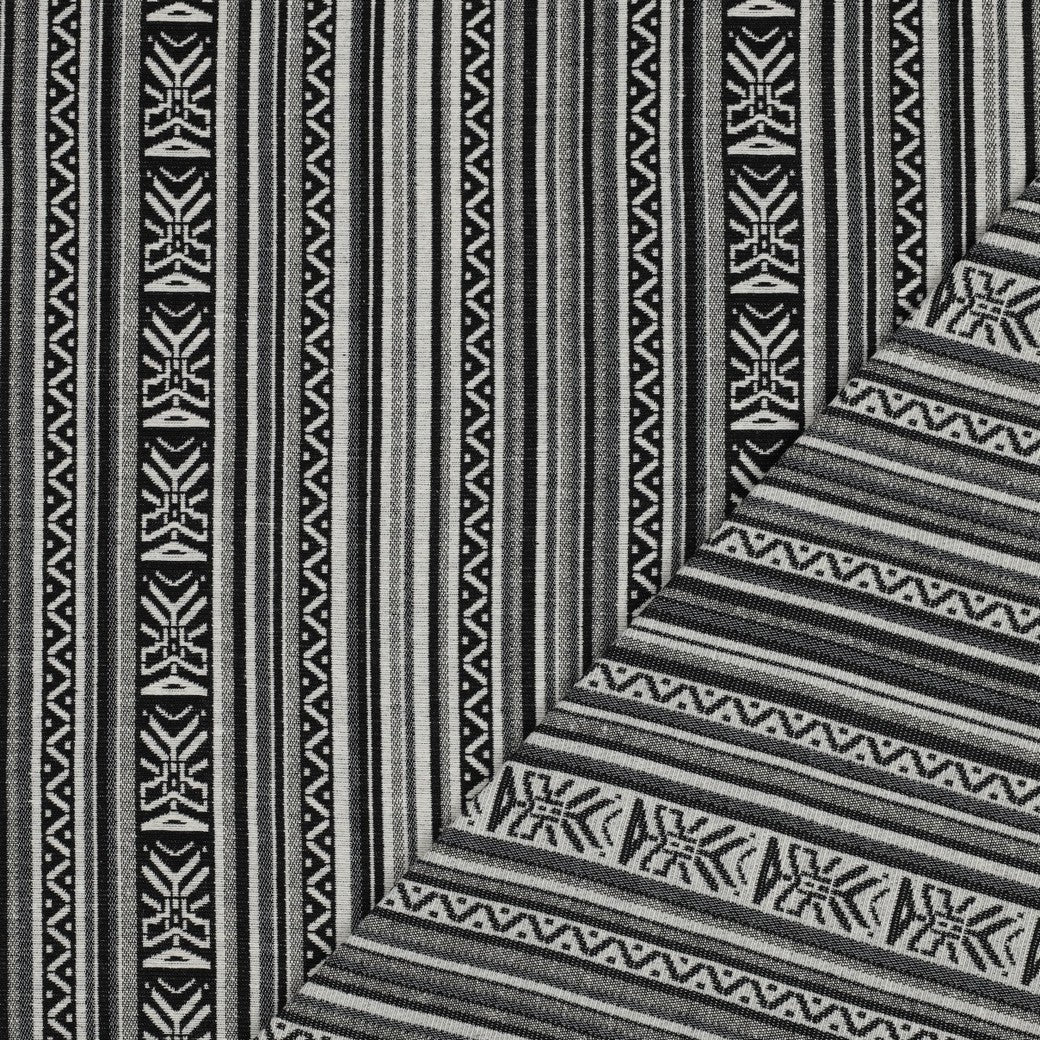 Image avec tissu à motif traditionnel - motif abstrait noir et blanc 315 g/m² – disponible chez Šarlotes audumi
