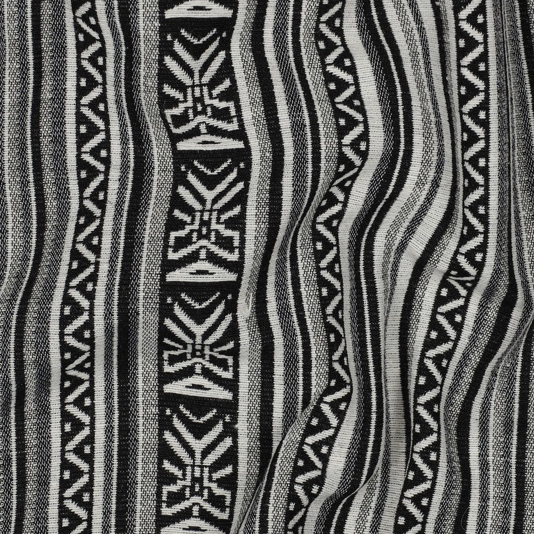 Image de tissu à motif traditionnel - motif abstrait noir et blanc 315 g/m² – disponible chez Šarlotes audumi