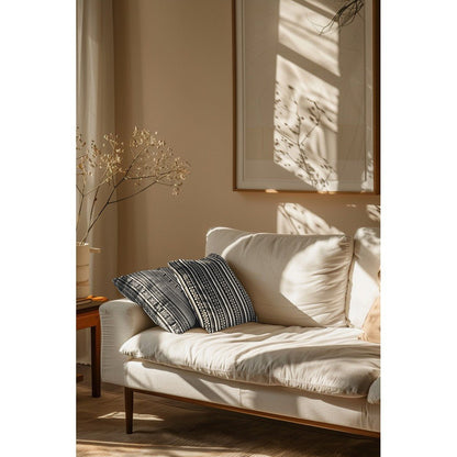 Image d’un tissu à motif folklorique - motif abstrait noir et blanc 315 g/m² – disponible chez Šarlotes audumi