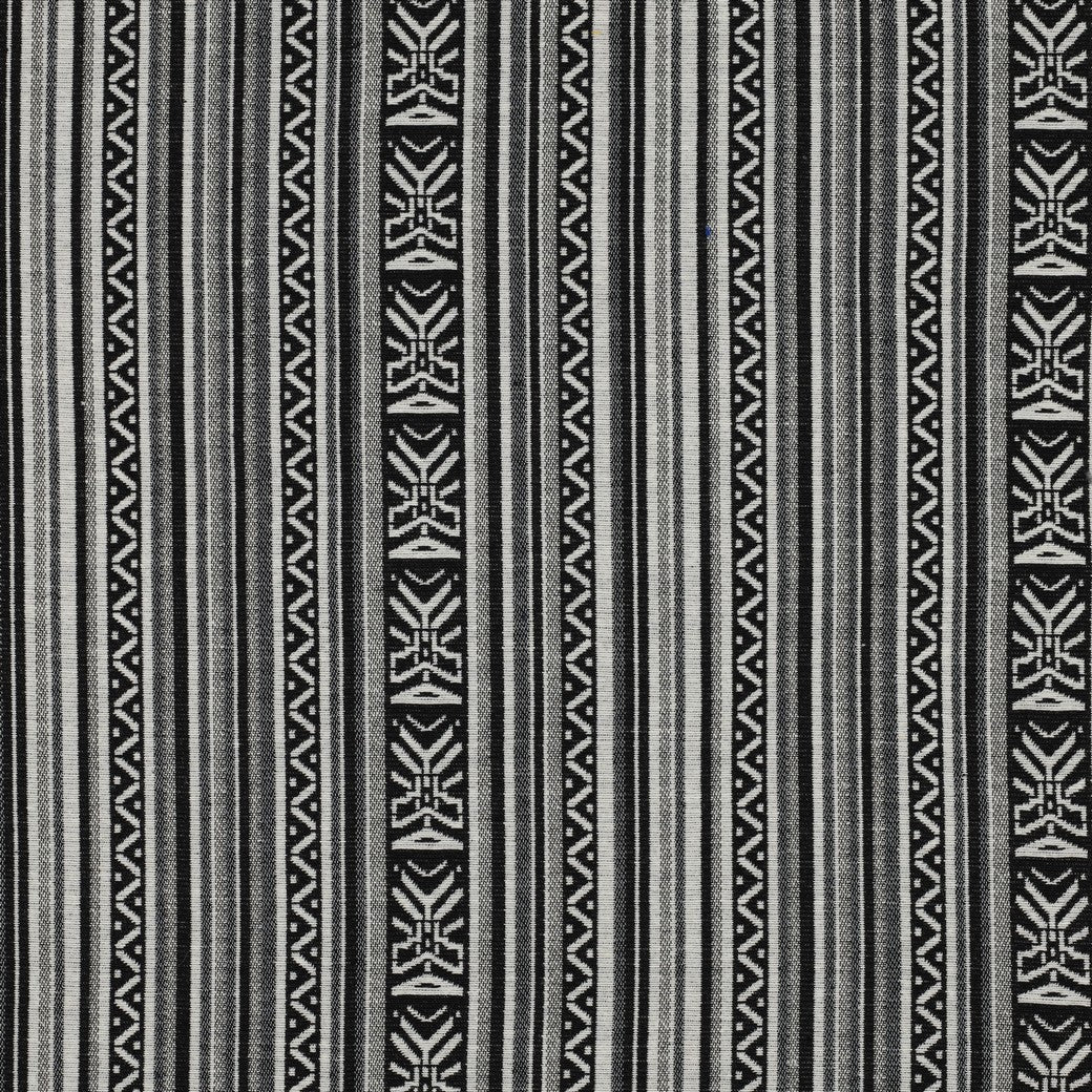 Image d’un tissu à motif traditionnel, motif abstrait noir et blanc, 315 g/m² – disponible chez Šarlotes audumi