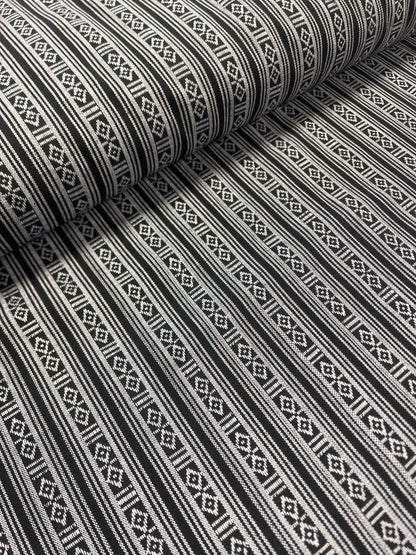 Tissu à motif ethnique - noir et blanc 200 g/m² – disponible chez Šarlotes audumi