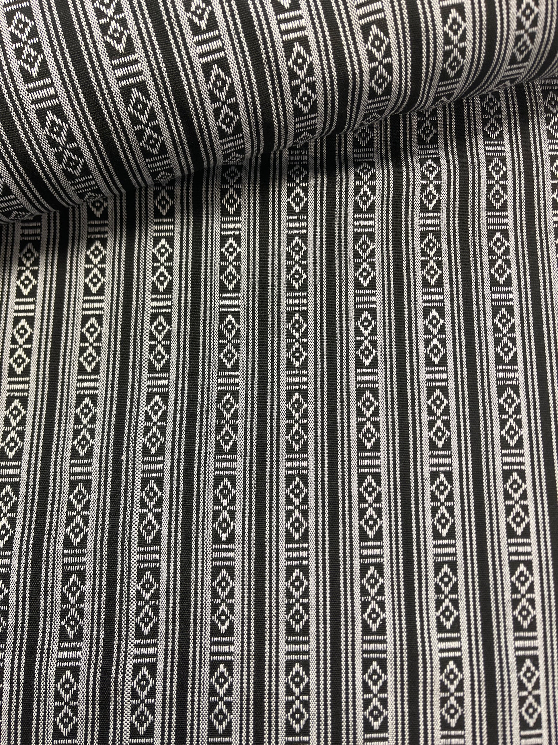 Image avec tissu à motif traditionnel - noir et blanc 200 g/m² – disponible chez Šarlotes audumi