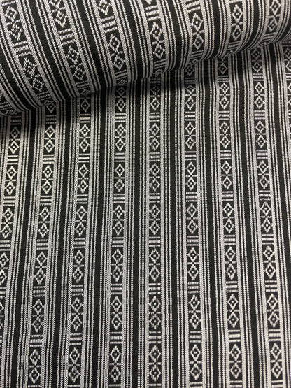Image avec tissu à motif traditionnel - noir et blanc 200 g/m² – disponible chez Šarlotes audumi