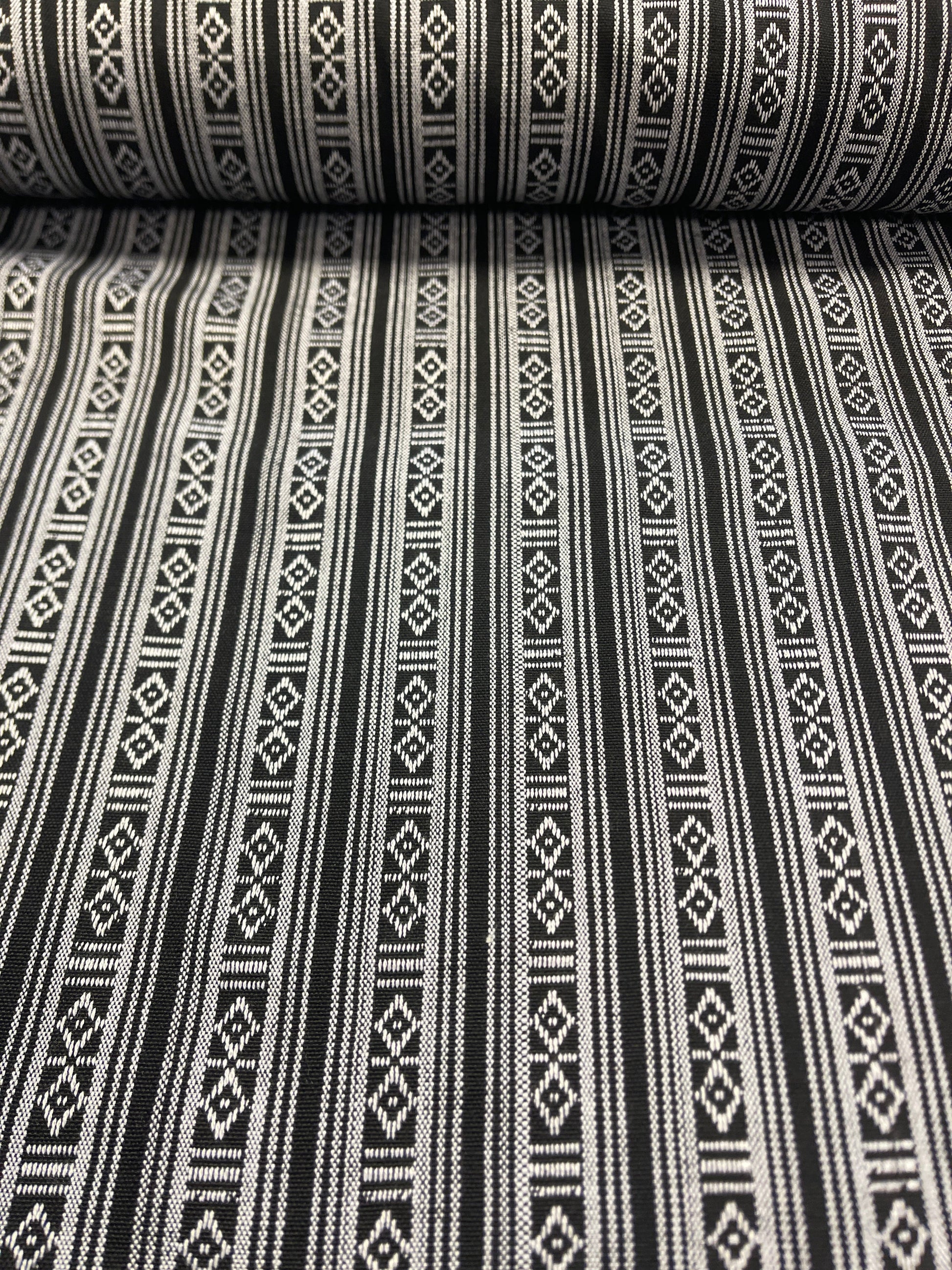 Image avec tissu à motif traditionnel - noir et blanc 200 g/m² – disponible chez Šarlotes audumi