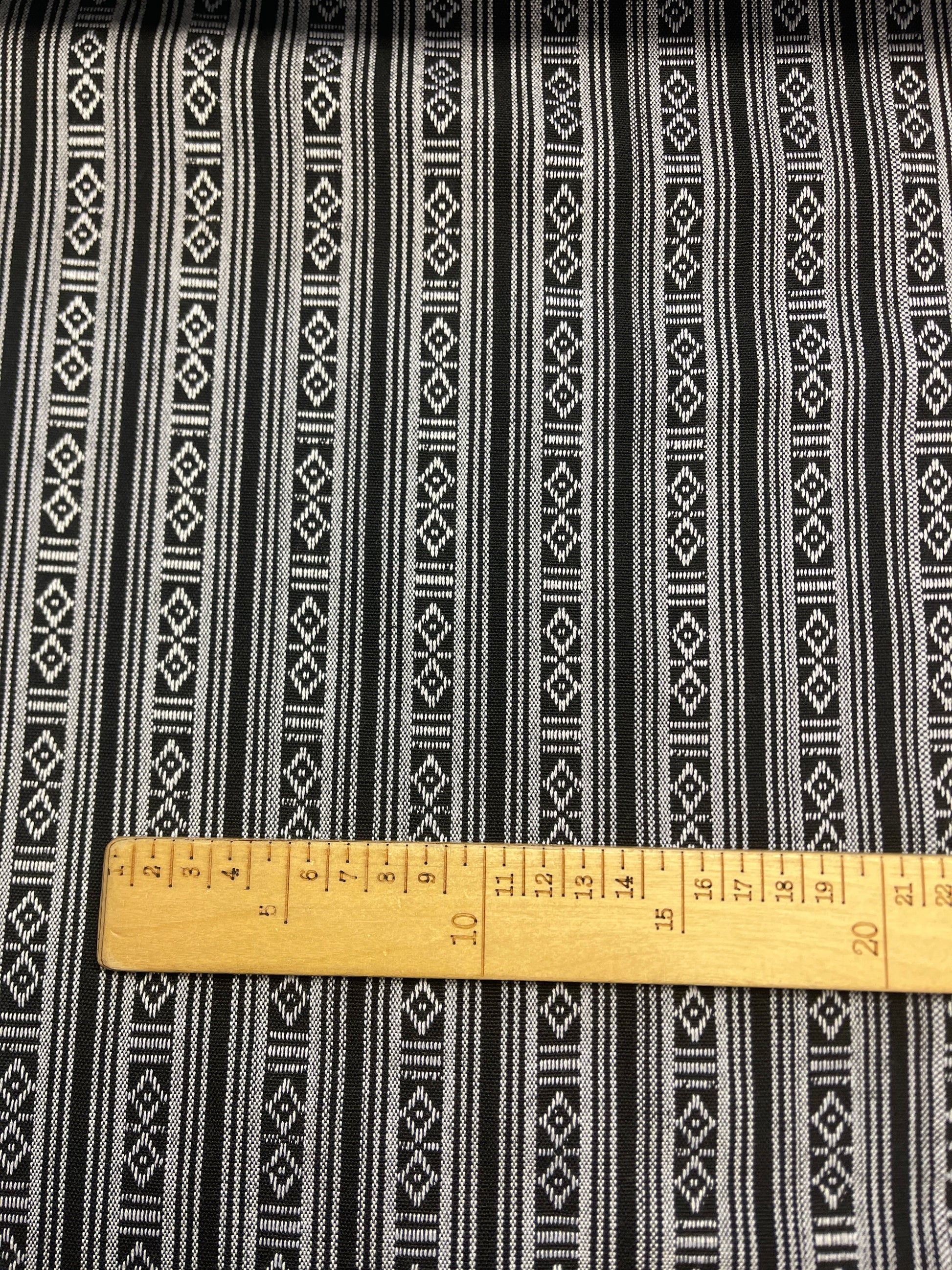 Tissu à motif traditionnel noir et blanc 200 g/m² – disponible chez Šarlotes audumi