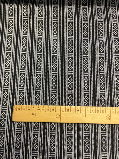 Tissu à motif traditionnel noir et blanc 200 g/m² – disponible chez Šarlotes audumi