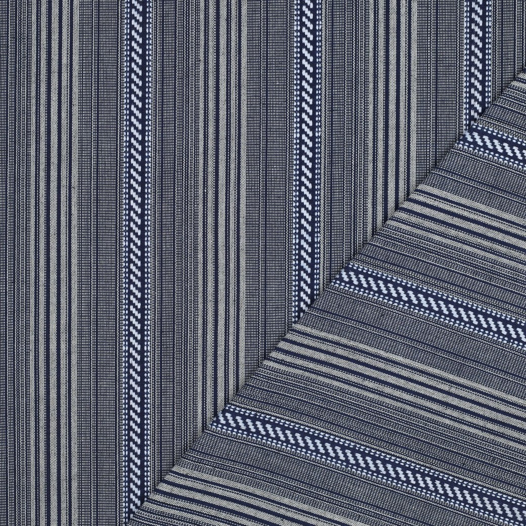 Tissu à motif folklorique aux tons bleu foncé 200 g/m² – disponible chez Šarlotes audumi