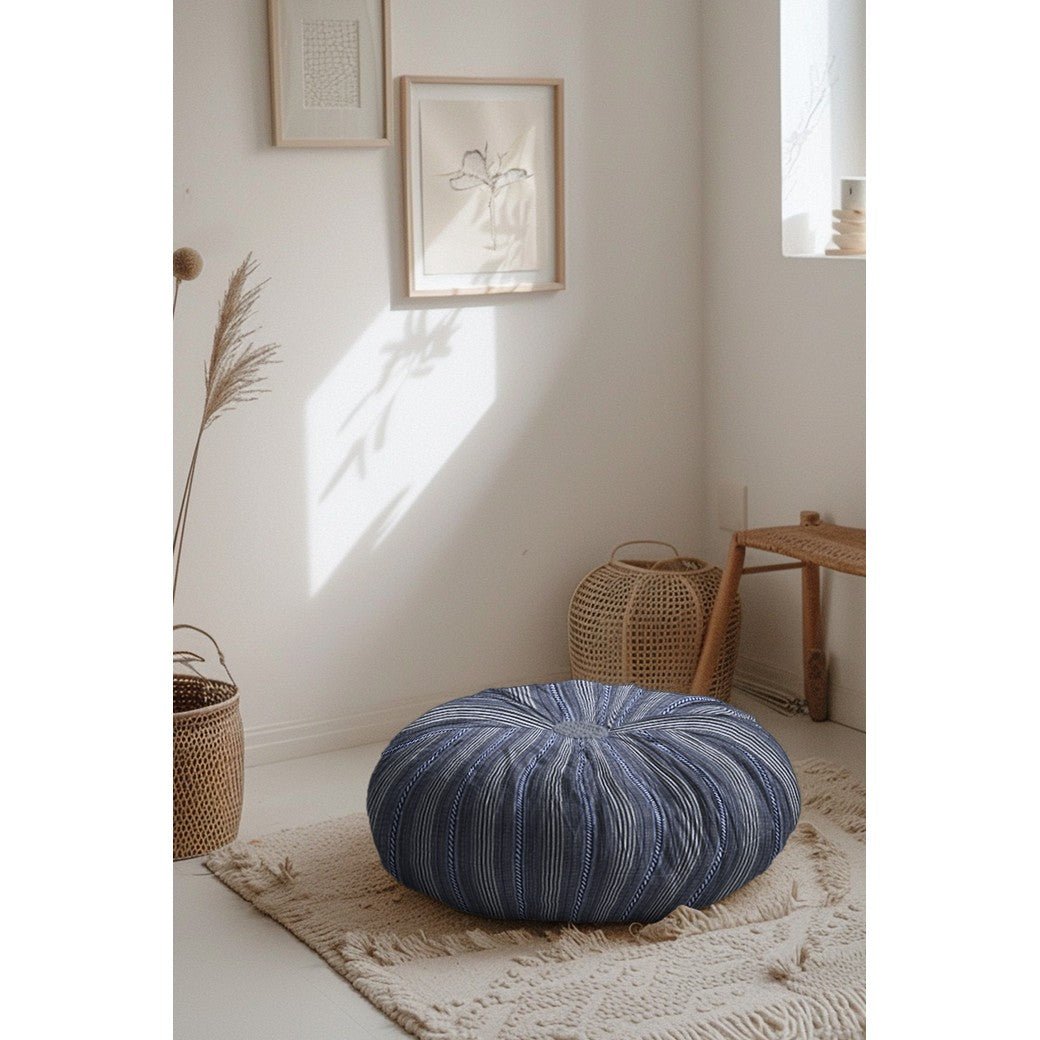 Image en tissu à motif traditionnel - tons bleu foncé 200 g/m² – disponible chez Šarlotes audumi
