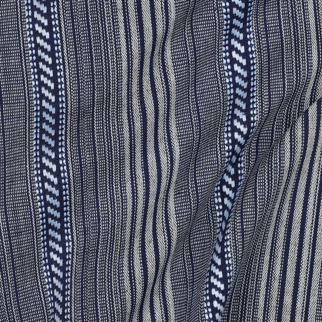 Image d’un tissu à motif traditionnel - tons bleu foncé 200 g/m² – disponible chez Šarlotes audumi