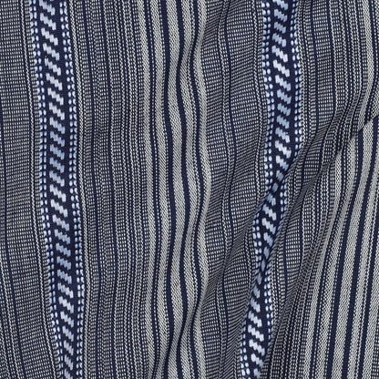 Image d’un tissu à motif traditionnel - tons bleu foncé 200 g/m² – disponible chez Šarlotes audumi
