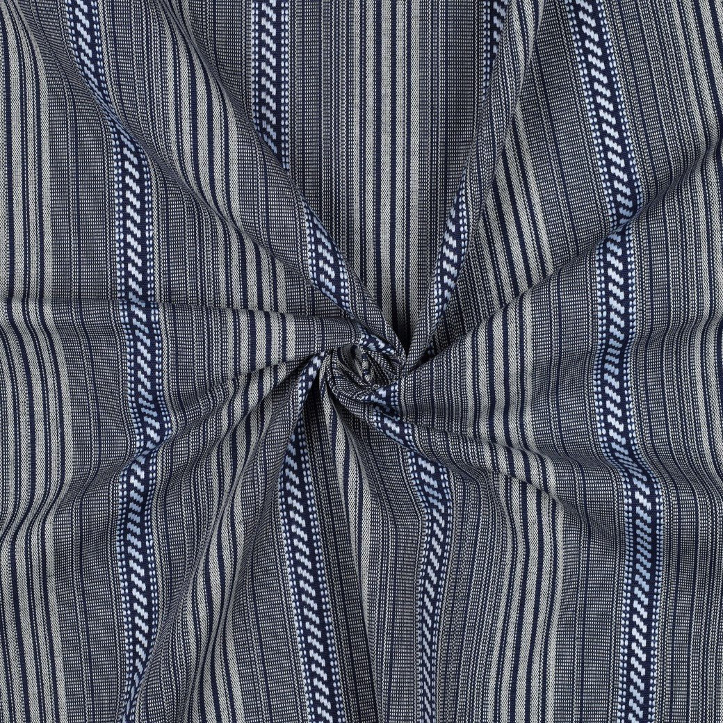 Image d’un tissu à motif traditionnel - tons bleu foncé 200 g/m² – disponible chez Šarlotes audumi