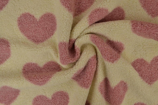 Image of Teddy fleece with pink hearts – available online at Šarlotes audumi