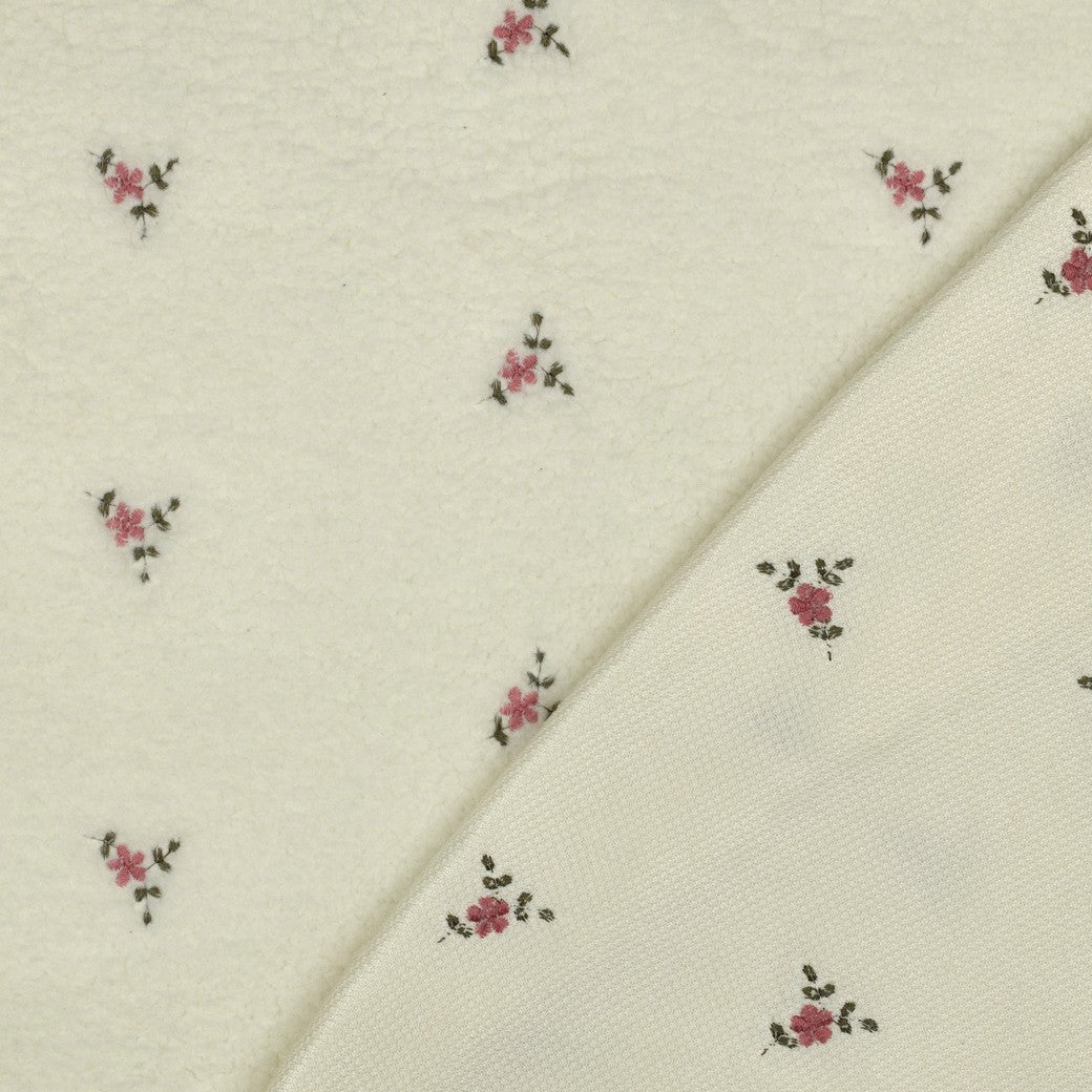 Image de polaire Teddy blanche et chaude avec broderie – disponible en ligne chez Šarlotes audumi