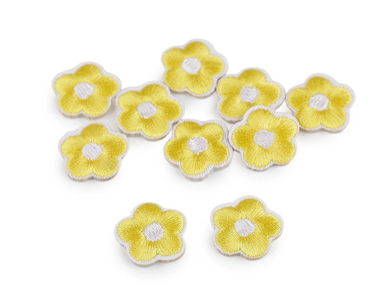 Image d’un patch thermocollant, fleur – disponible chez Šarlotes audumi