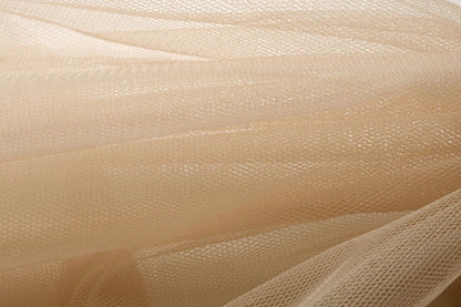 Image avec tulle rigide, ton amande grillée | 100% nylon |20 g/m² 150 cm – disponible chez Šarlotes audumi