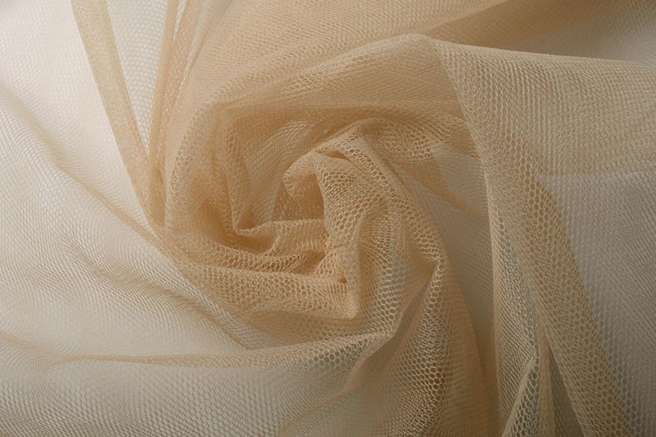 Image de tulle rigide – teinte amande grillée | 100% nylon | 20 g/m² 150 cm – disponible chez Šarlotes audumi
