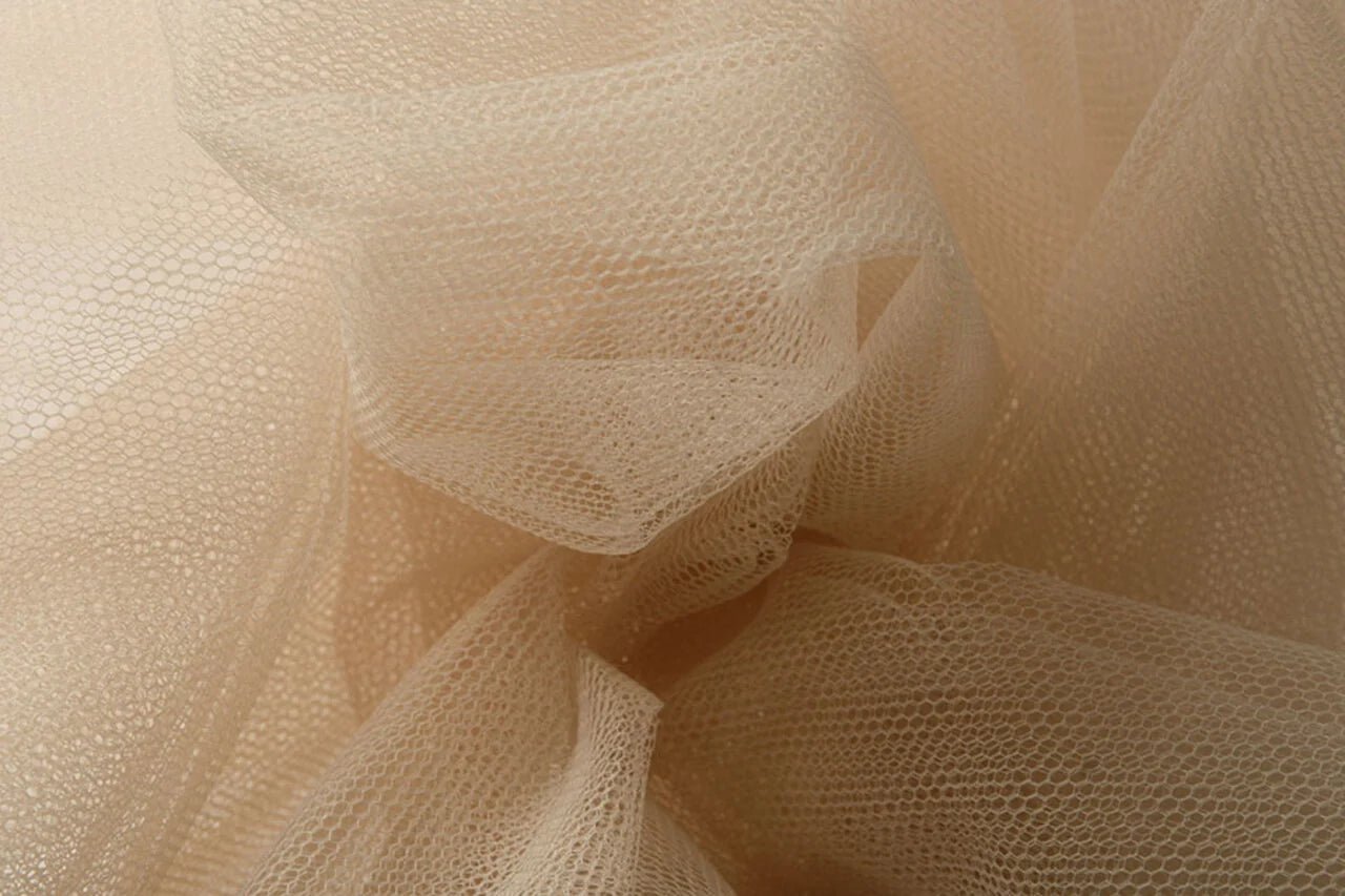 Image de tulle rigide – teinte amande grillée | 100 % nylon | 20 g/m² 150 cm – disponible chez Šarlotes audumi