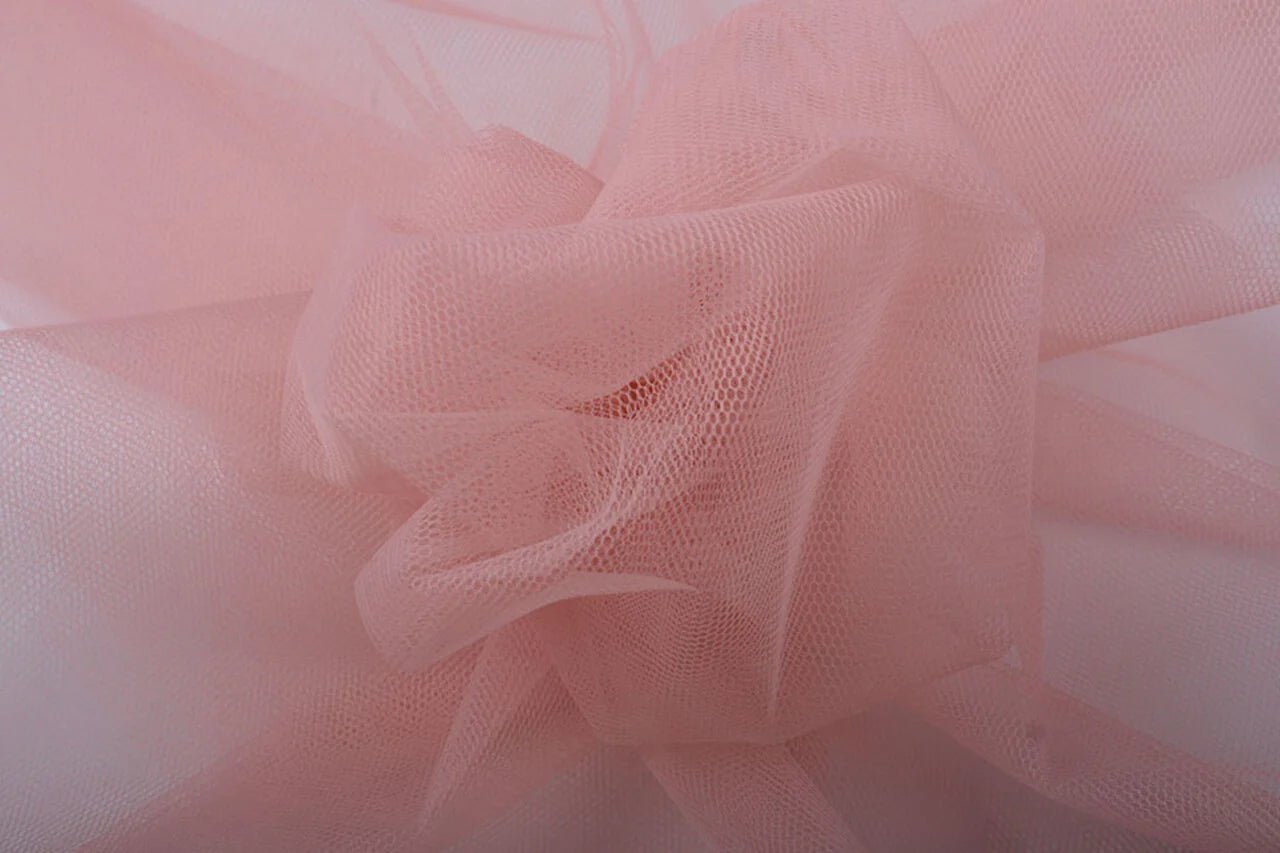 Image de tulle rigide – vieux rose | 100 % nylon | 20 g/m² 150 cm – disponible chez Šarlotes audumi