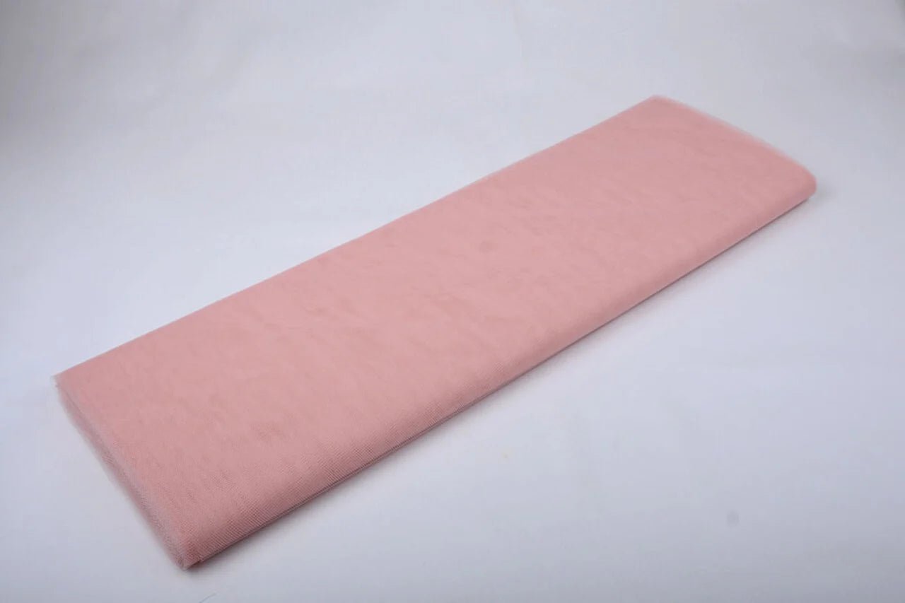 Image avec tulle rigide vieux rose | 100 % nylon | 20 g/m² 150 cm – disponible chez Šarlotes audumi