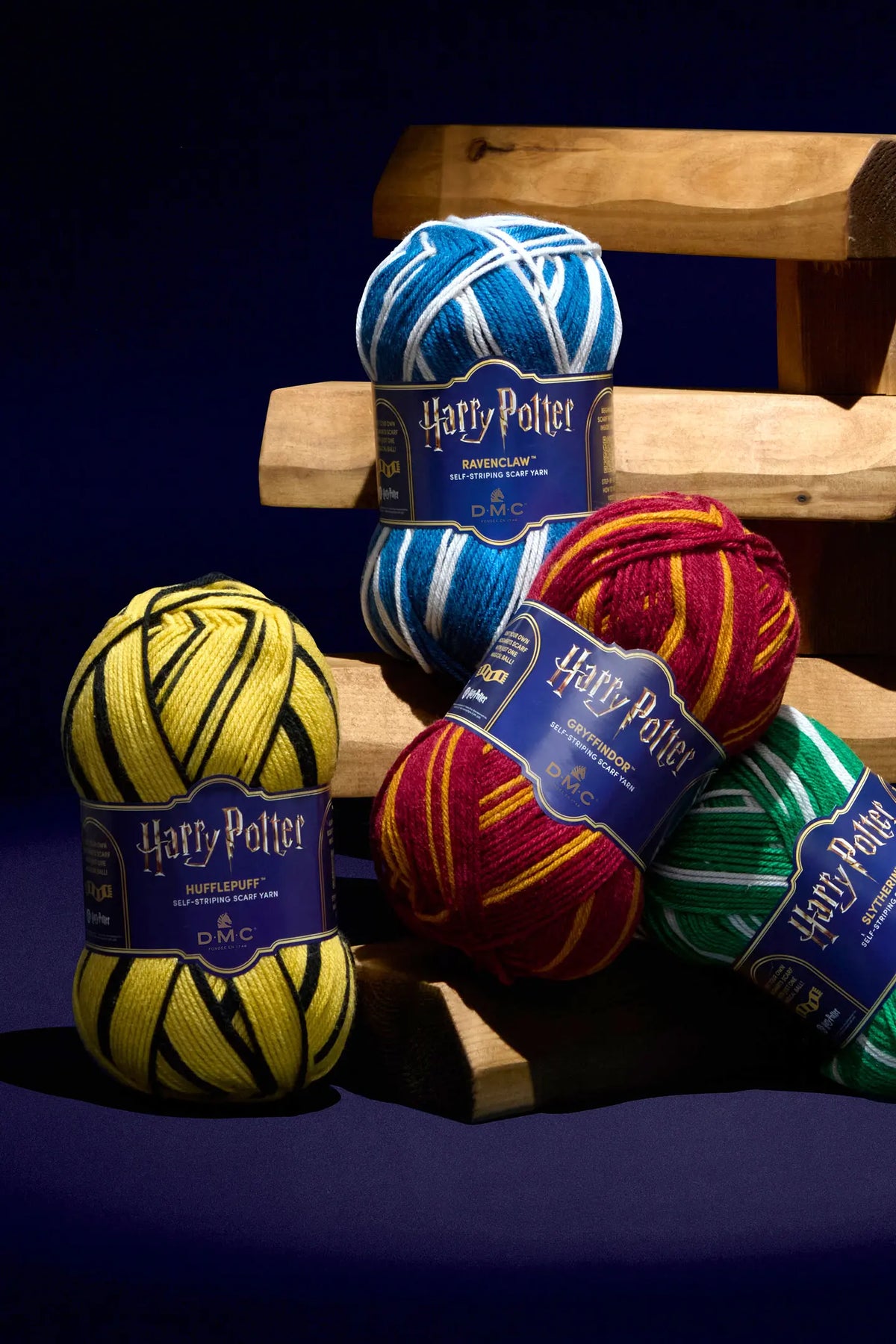 DMC Harry Potter Magic dzija 300 g / 410 m – pašsvītrojoša dzija Cūkkārpas koledžu krāsās